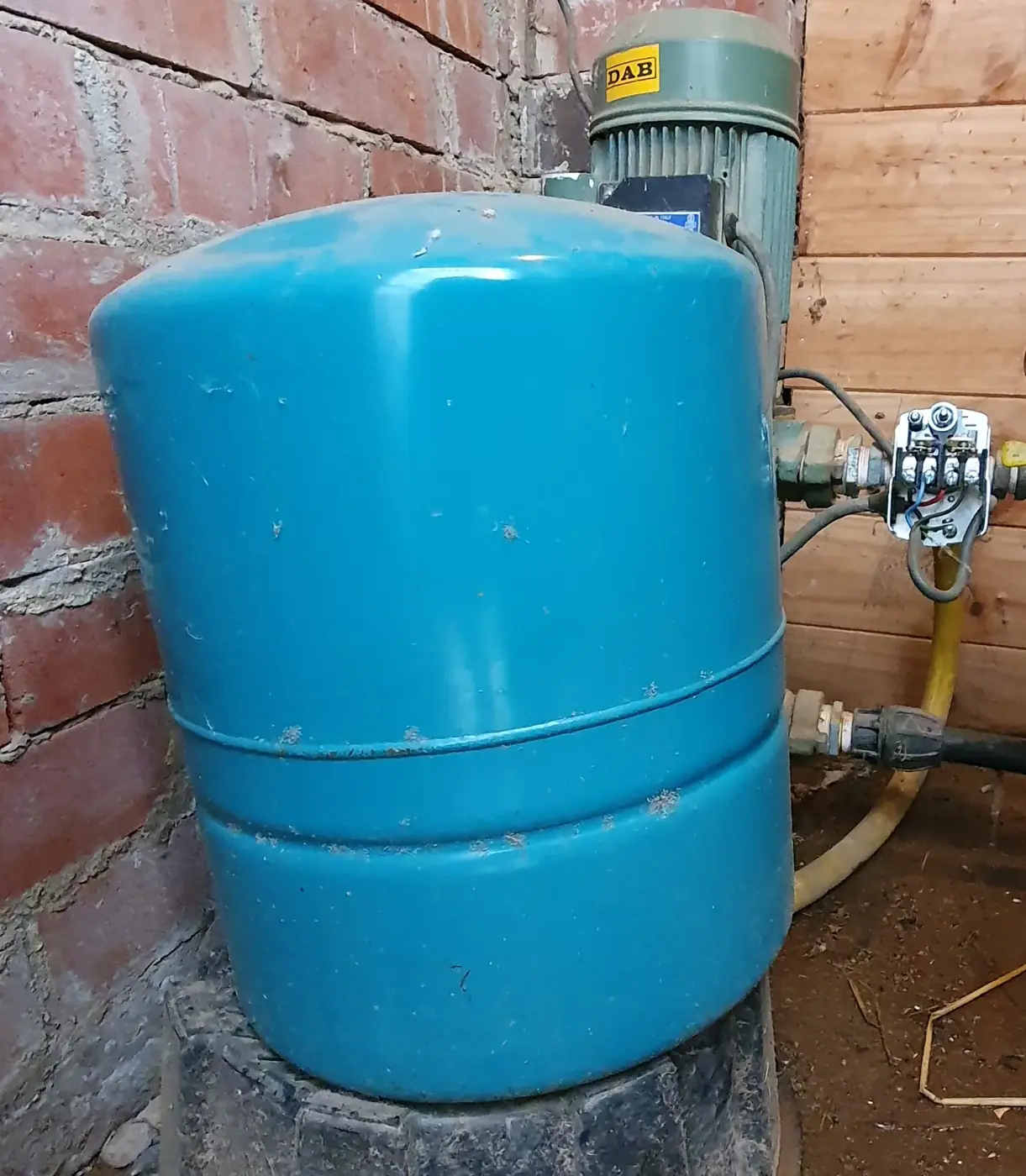 Réservoir à vessie et pressostat d’une installation d’eau domestique