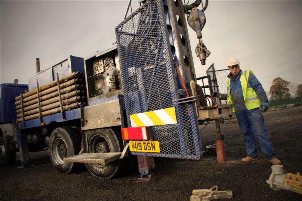 Foreuse / camion de forage sur chantier