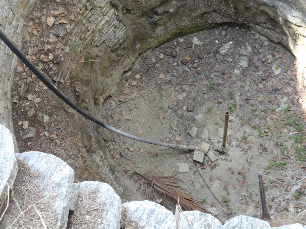 Câble électrique et tuyau de refoulement descendant au fond d’un puits